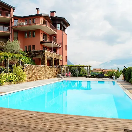 Bel Fioeu - By Myhomeincomo מנאג'יו